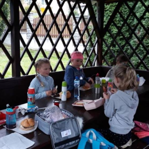 Przedszkolaki przy ośrodku rekolekcyjnym w Łapszach Niżnych - czas posiłku