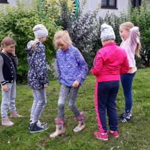 Przedszkolaki przy ośrodku rekolekcyjnym w Łapszach Niżnych - czas zabawy