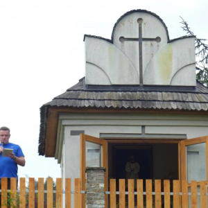 Uczestnicy rajdu przy kapliczce bł.ks.J Stanka w Kacwinie - modlitwa