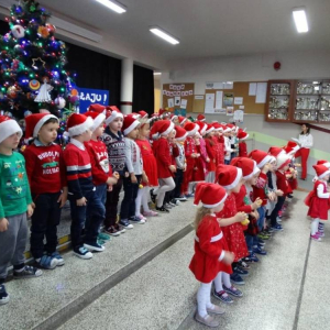 Małe Mikołaje w holu szkoły