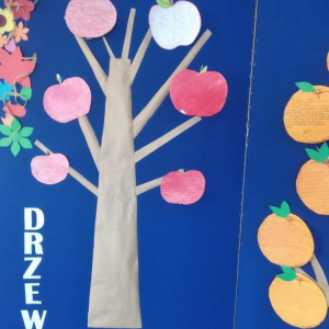 Prace uczniów na drzewach jako ich owoce