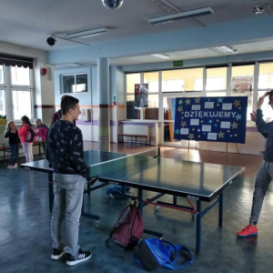 Ping-pongowe rozgrywki w holu szkoły