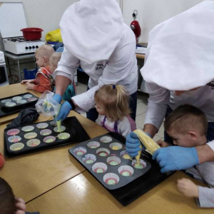 Przedszkolaki podczas warsztatów przygotowują ciastka