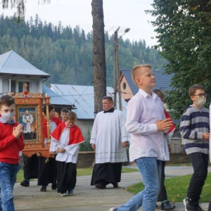 Wejście procesji z księdzem do kościoła