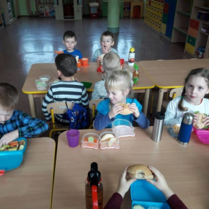 Dzieci jedzą zdrowe śniadania.