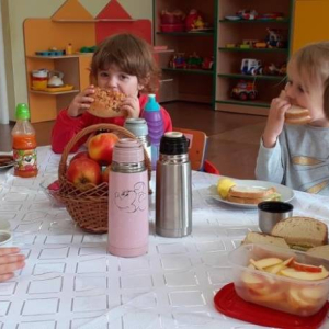 Dzieci jedzą zdrowe śniadania.