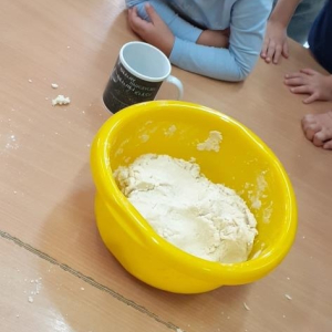 Dzieci robią jeże z masy solnej