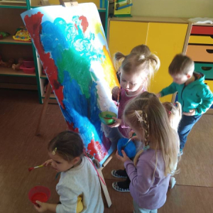 Przedszkolaki z grupy "Krasnale" malują obraz