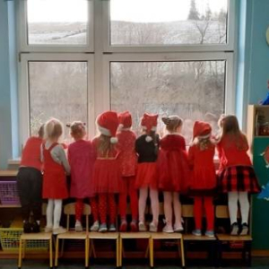 Przedszkolaki w oczekiwaniu na przybycie św. Mikołaja