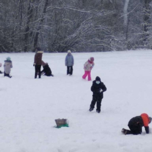Zabawy trzecioklasistów na śniegu