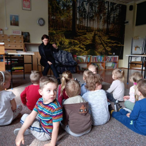 Przedszkolaki słuchają opowieści p. Bibliotekarki