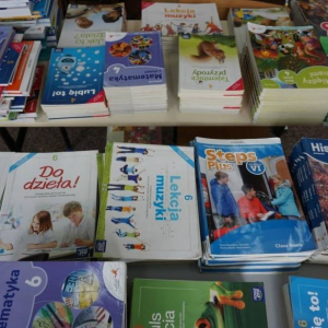 Podręczniki dla uczniów w szkolnej bibliotece