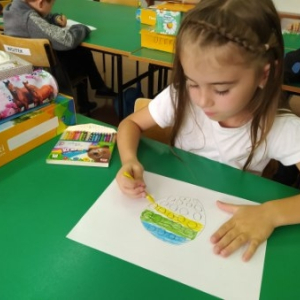 Rysowanie kropek przez przedszkolaków