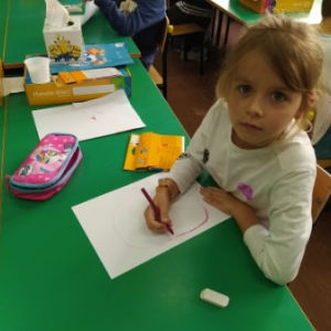 Rysowanie kropek przez przedszkolaków