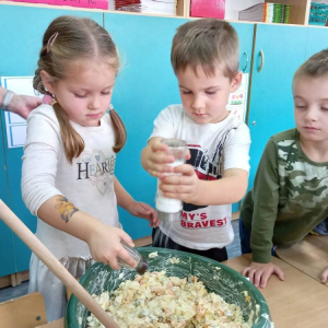 Dzieci doprawiają sałatkę