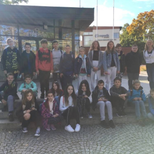 Uczniowie przed Muzeum Hydropolis