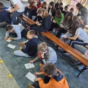 Uczniowie podczas warsztatów w holu szkoły