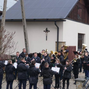 Łapszańska Orkiestra Dęta podczas koncertu przed kościołem