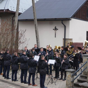 Łapszańska Orkiestra Dęta podczas koncertu przed kościołem