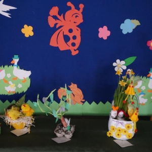 Dekoracja na Dzień Wiosny w holu szkoły