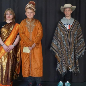 Uczniowie w strojach tradycyjnych z Indii
