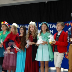 Nagrody dla uczestników konkursów wręczane podczas parady postaci bajkowych w holu szkoły