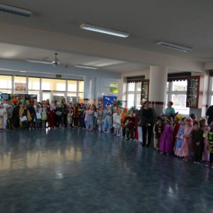Uczniowie podczas parady postaci bajkowych w holu szkoły