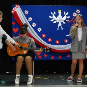Uczniowie podczas akademii śpiewający piosenki