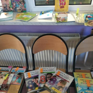 Kiermasz książek na szkolnym korytarzu