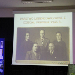 Zdjęcia z filmu  wyświetlane podczas konferencji