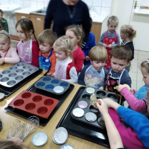 Przedszkolaki podczas warsztatów przygotowują ciastka