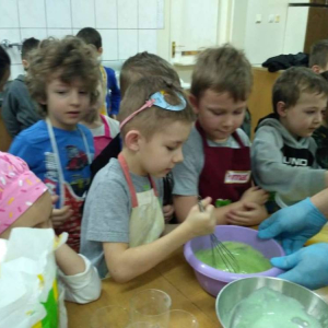 Przedszkolaki podczas warsztatów przygotowanie ciasta