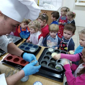 Przedszkolaki podczas warsztatów przygotowują ciastka pod okiem kucharzy