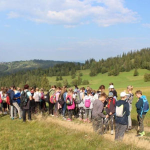 Uczniowie podczas questu w Łapszance w drodze na Kuraszowski Wierch