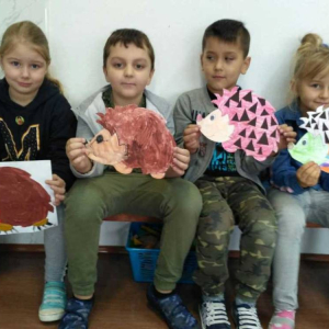 Papierowe jeże wykonane przez dzieci z zerówki