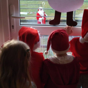 Św. Mikołaj przybył do naszej szkoły - widać go za oknem!