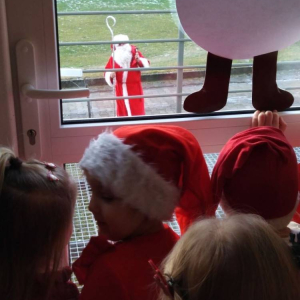 Św. Mikołaj przybył do naszej szkoły - widać go za oknem!
