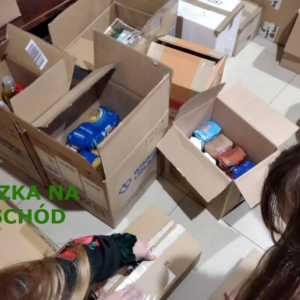 Zbieranie darów w akcji "Paczka na Wschód" - pakowanie paczek przez wolontariuszy