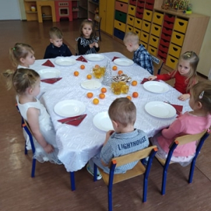 Przedszkolaki przy wigilijnym stole