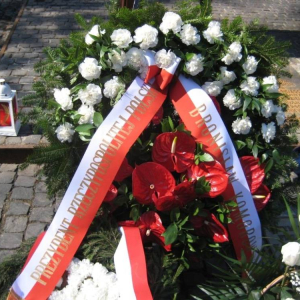 Kwiaty przy pomniku Pamięci Ofiar Zbrodni Katyńskiej
