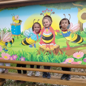 Uczniowie kl I-III jako pszczółki