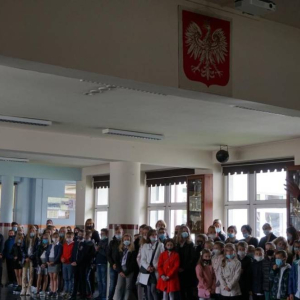 Spotkanie uczniów w holu szkoły