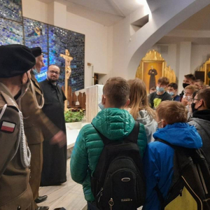 Spotkanie uczniów z powstańcami po mszy św. w warszawskim kościele