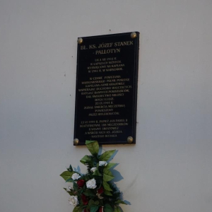 Pamiątkowa tablica ku czci bł. ks. J. Stanka na ścianie łapszańskiego kościoła