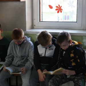 Uczniowie podczas czytania na przerwie