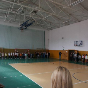 Zebranie uczniów na hali sportowej