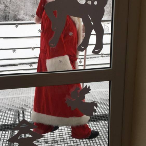 Święty Mikołaj za oknami naszej szkoły