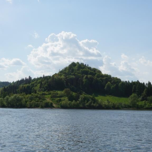 Widok na Czorsztyński Zamek z jeziora
