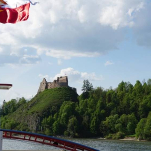 Widok na Czorsztyński Zamek ze statku "Harnaś"