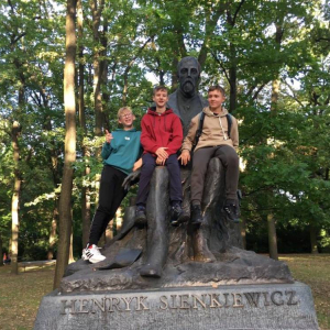 Z pomnikiem H. Sienkiewicza